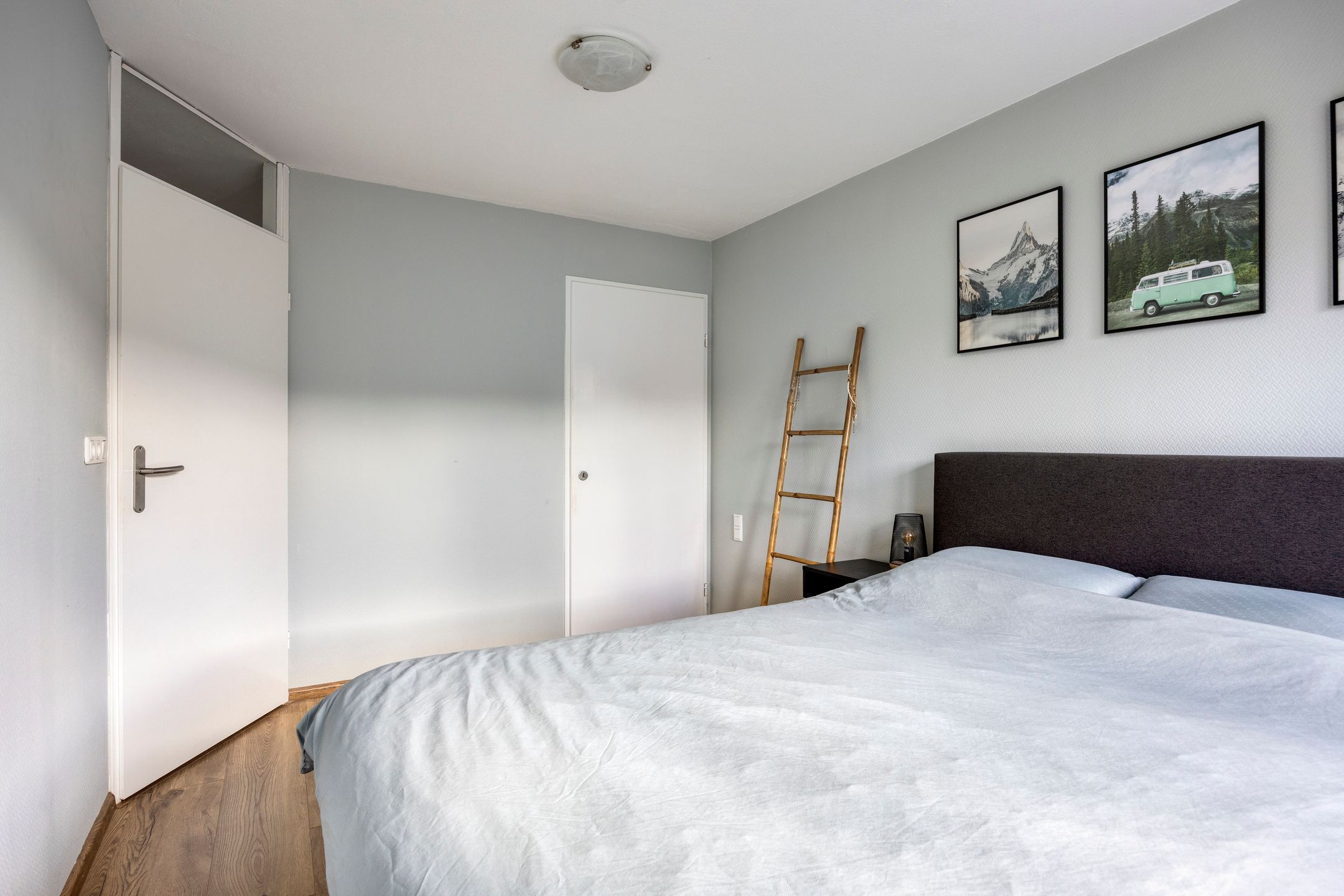 Spacious End Terrace Home with Five Bedrooms and Sunny Southwest Garden — 21