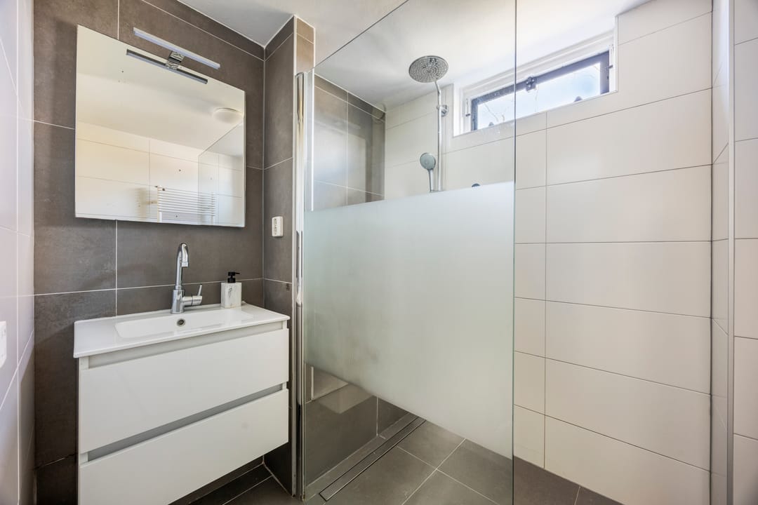 Spacious End Terrace Home with Five Bedrooms and Sunny Southwest Garden — 22