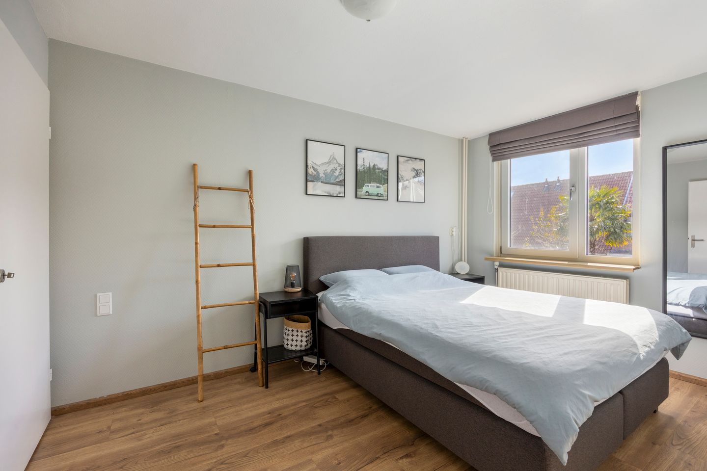 Spacious End Terrace Home with Five Bedrooms and Sunny Southwest Garden — 19