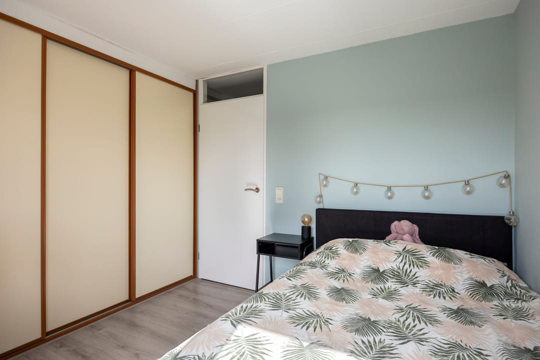 Spacious End Terrace Home with Five Bedrooms and Sunny Southwest Garden — 31