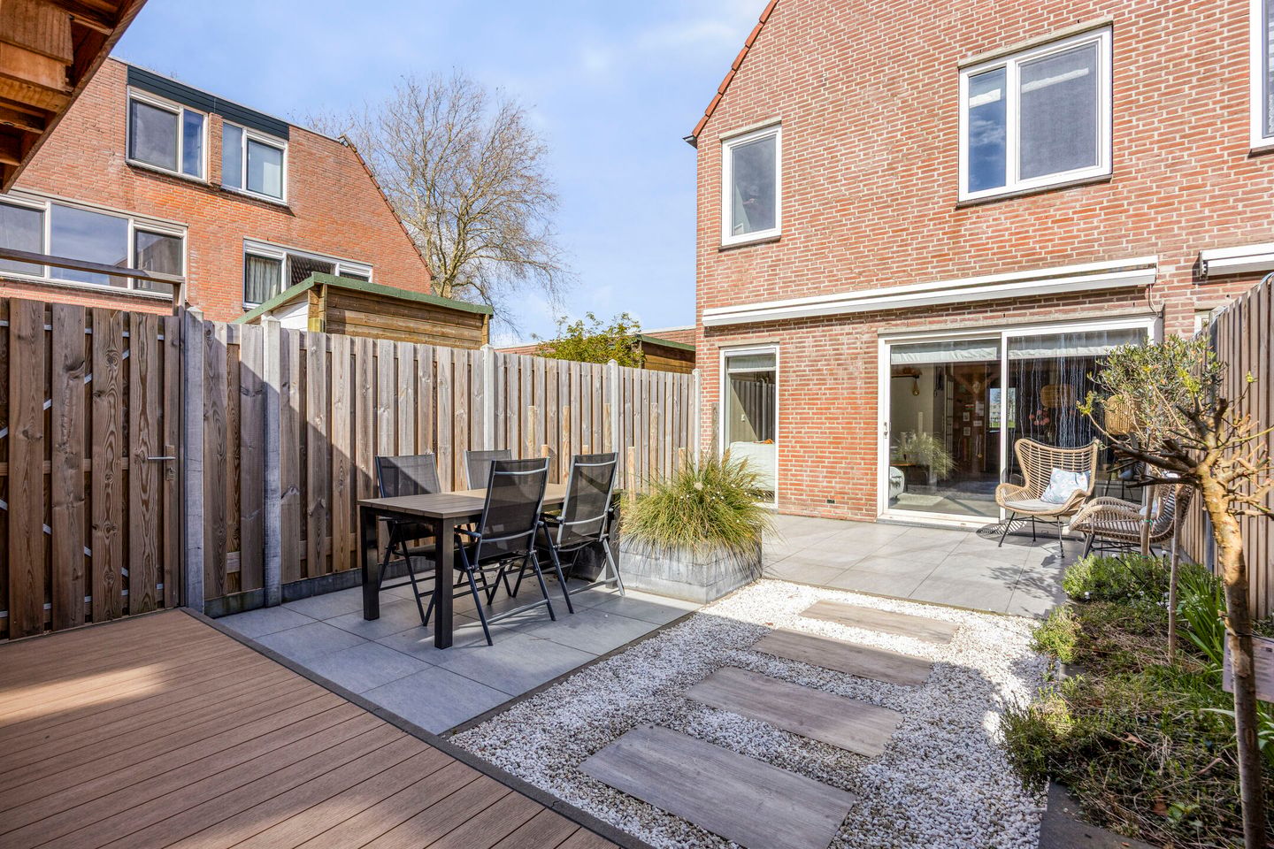 Spacious End Terrace Home with Five Bedrooms and Sunny Southwest Garden — 35
