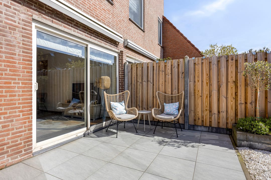 Spacious End Terrace Home with Five Bedrooms and Sunny Southwest Garden — 37