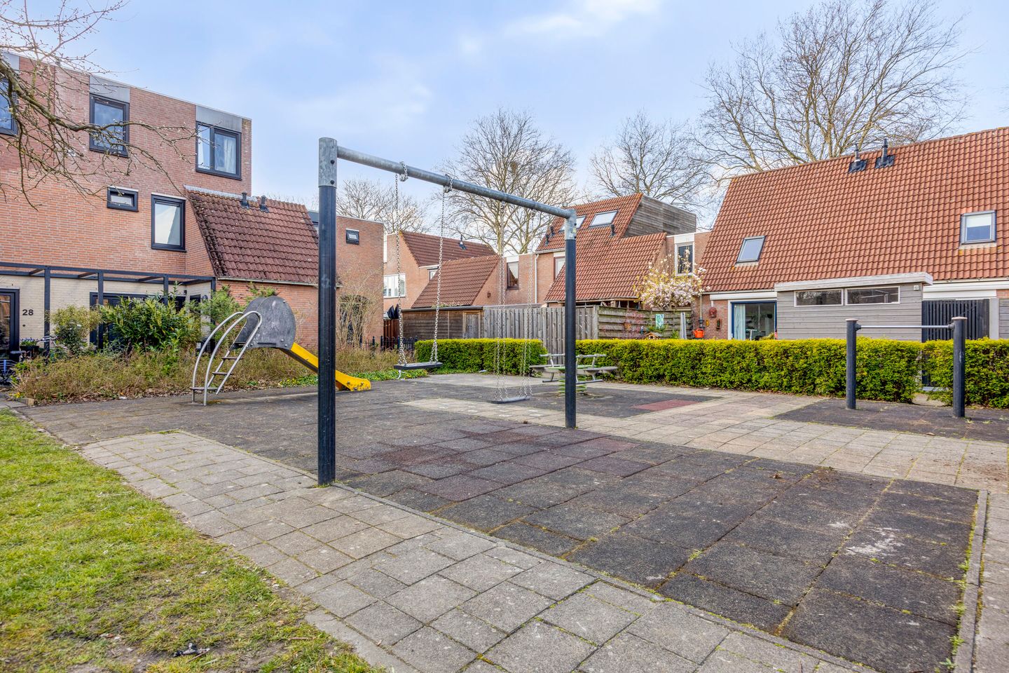 Spacious End Terrace Home with Five Bedrooms and Sunny Southwest Garden — 40