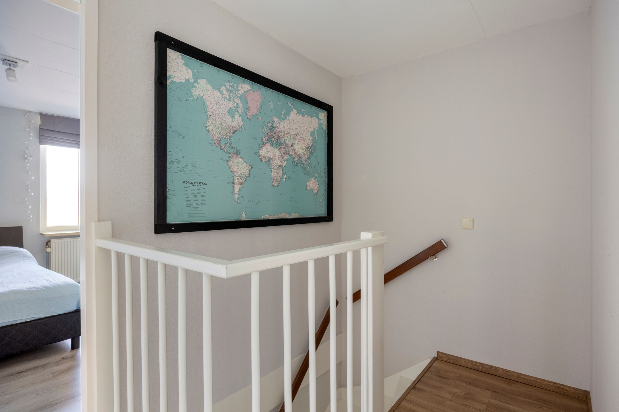 Spacious End Terrace Home with Five Bedrooms and Sunny Southwest Garden — 27