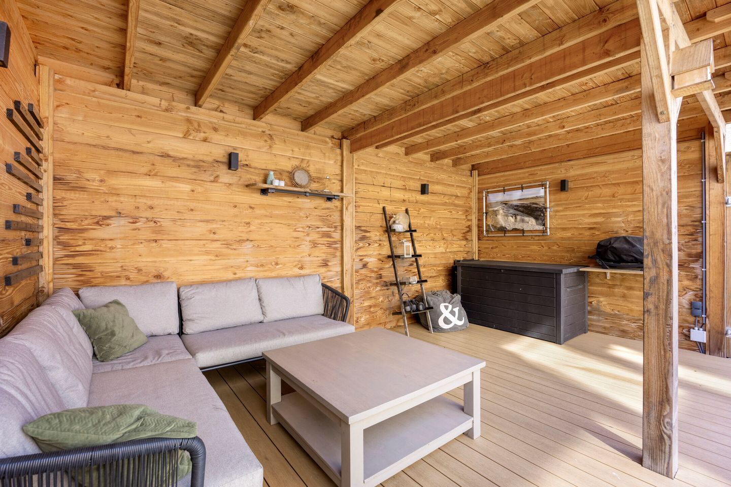 Spacious End Terrace Home with Five Bedrooms and Sunny Southwest Garden — 34