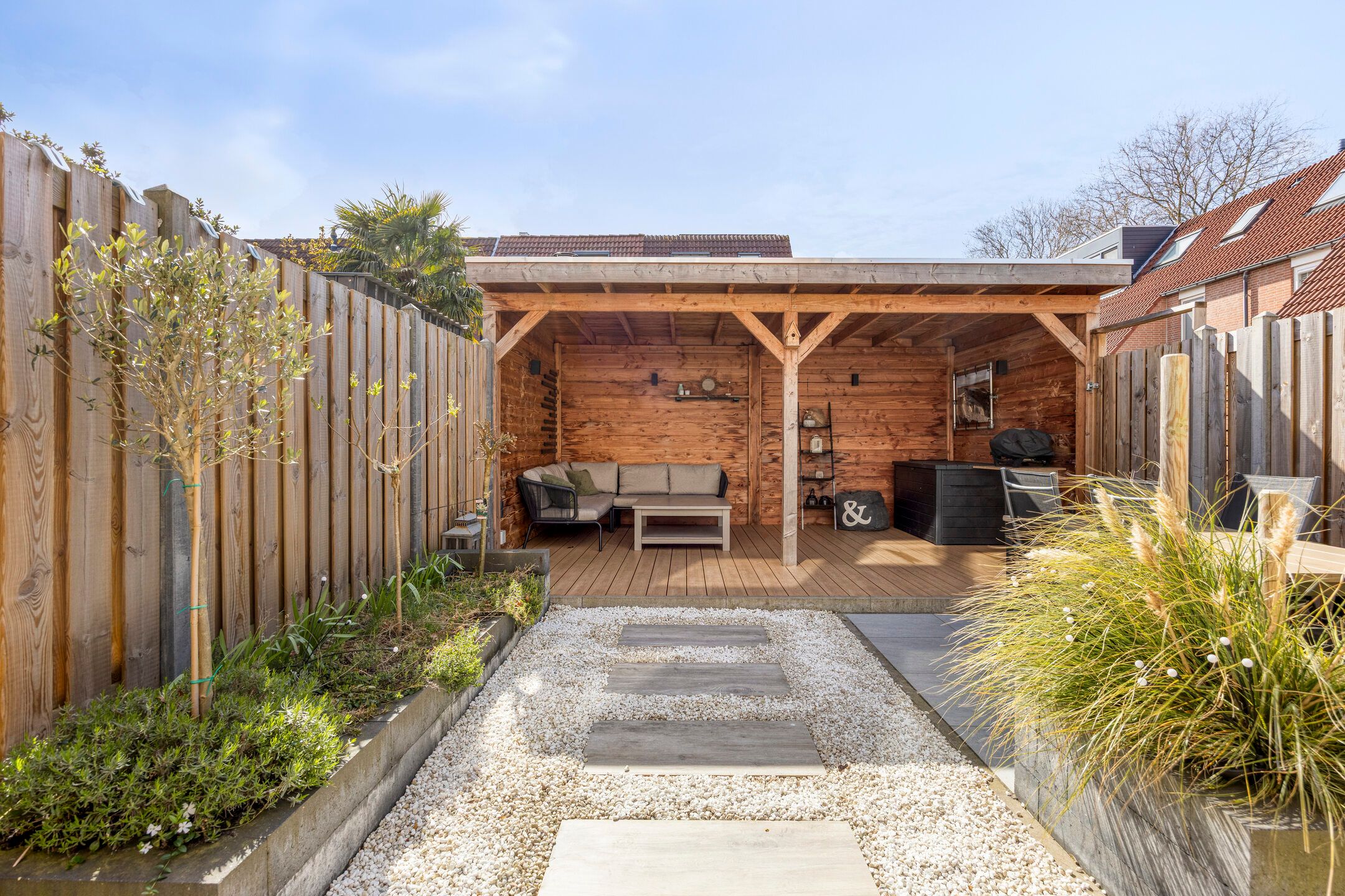 Spacious End Terrace Home with Five Bedrooms and Sunny Southwest Garden — 33