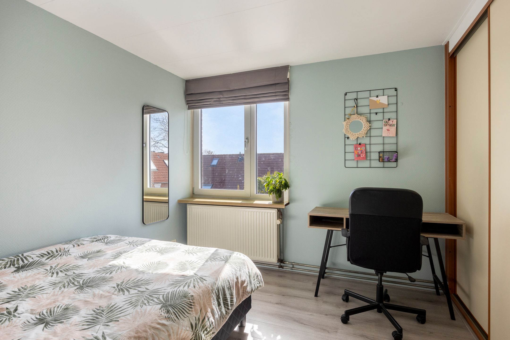 Spacious End Terrace Home with Five Bedrooms and Sunny Southwest Garden — 30