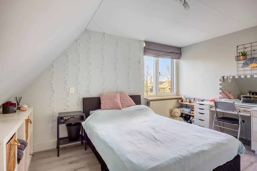 Spacious End Terrace Home with Five Bedrooms and Sunny Southwest Garden — 28