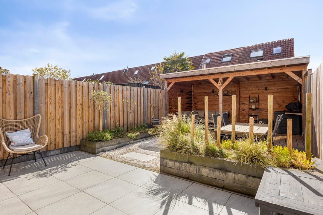 Spacious End Terrace Home with Five Bedrooms and Sunny Southwest Garden — 32