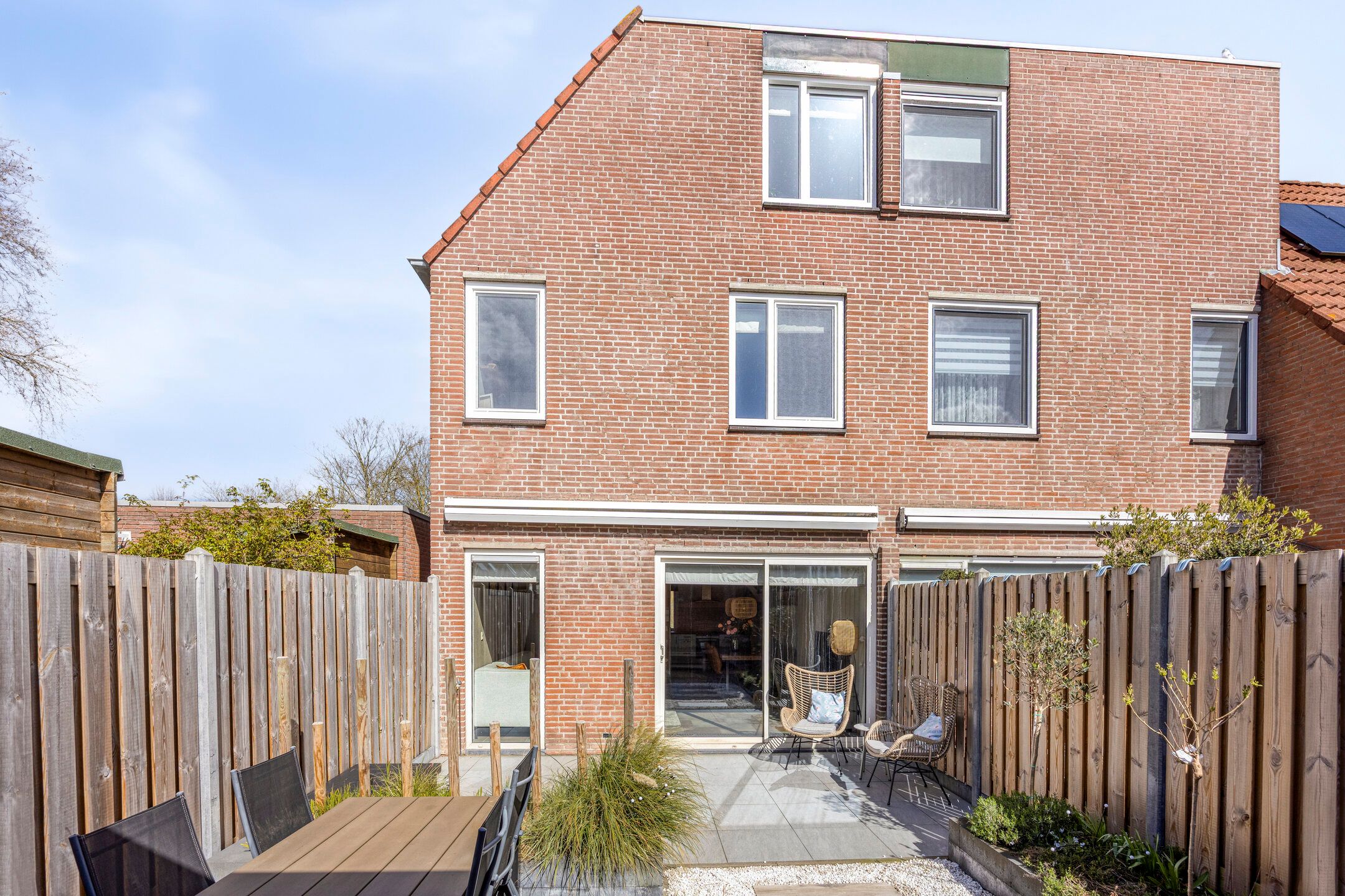 Spacious End Terrace Home with Five Bedrooms and Sunny Southwest Garden — 36