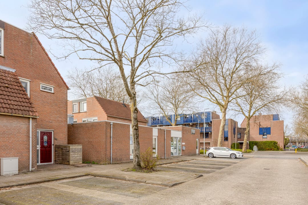 Spacious End Terrace Home with Five Bedrooms and Sunny Southwest Garden — 38