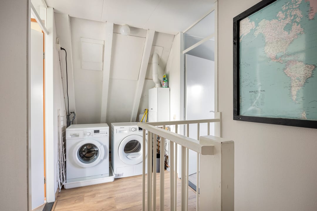Spacious End Terrace Home with Five Bedrooms and Sunny Southwest Garden — 26