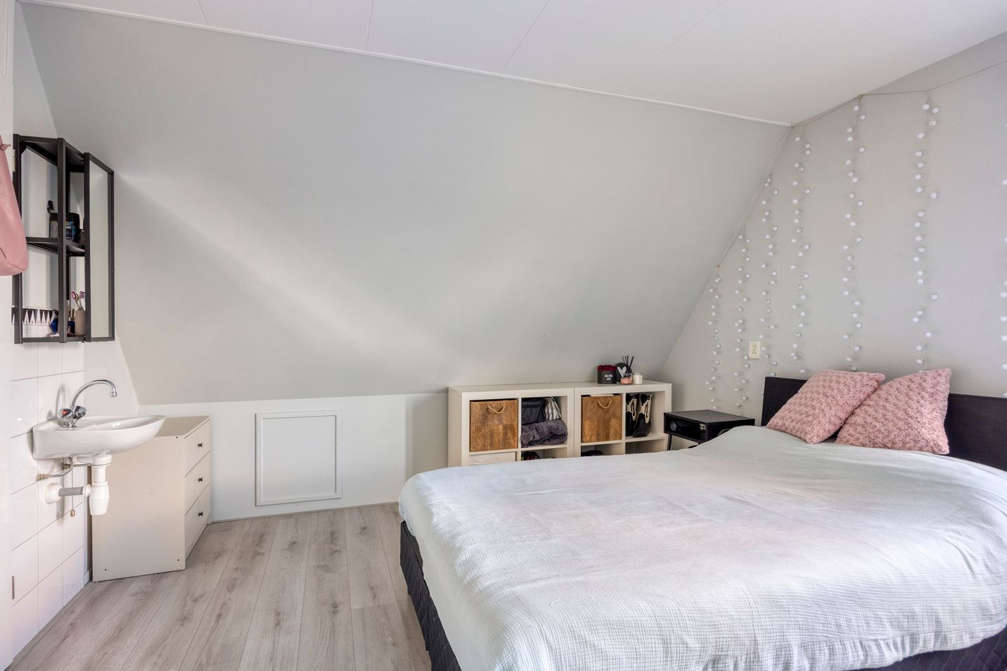 Spacious End Terrace Home with Five Bedrooms and Sunny Southwest Garden — 29