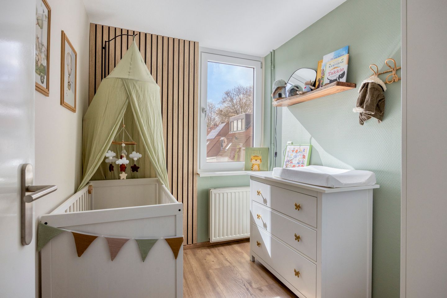 Spacious End Terrace Home with Five Bedrooms and Sunny Southwest Garden — 25