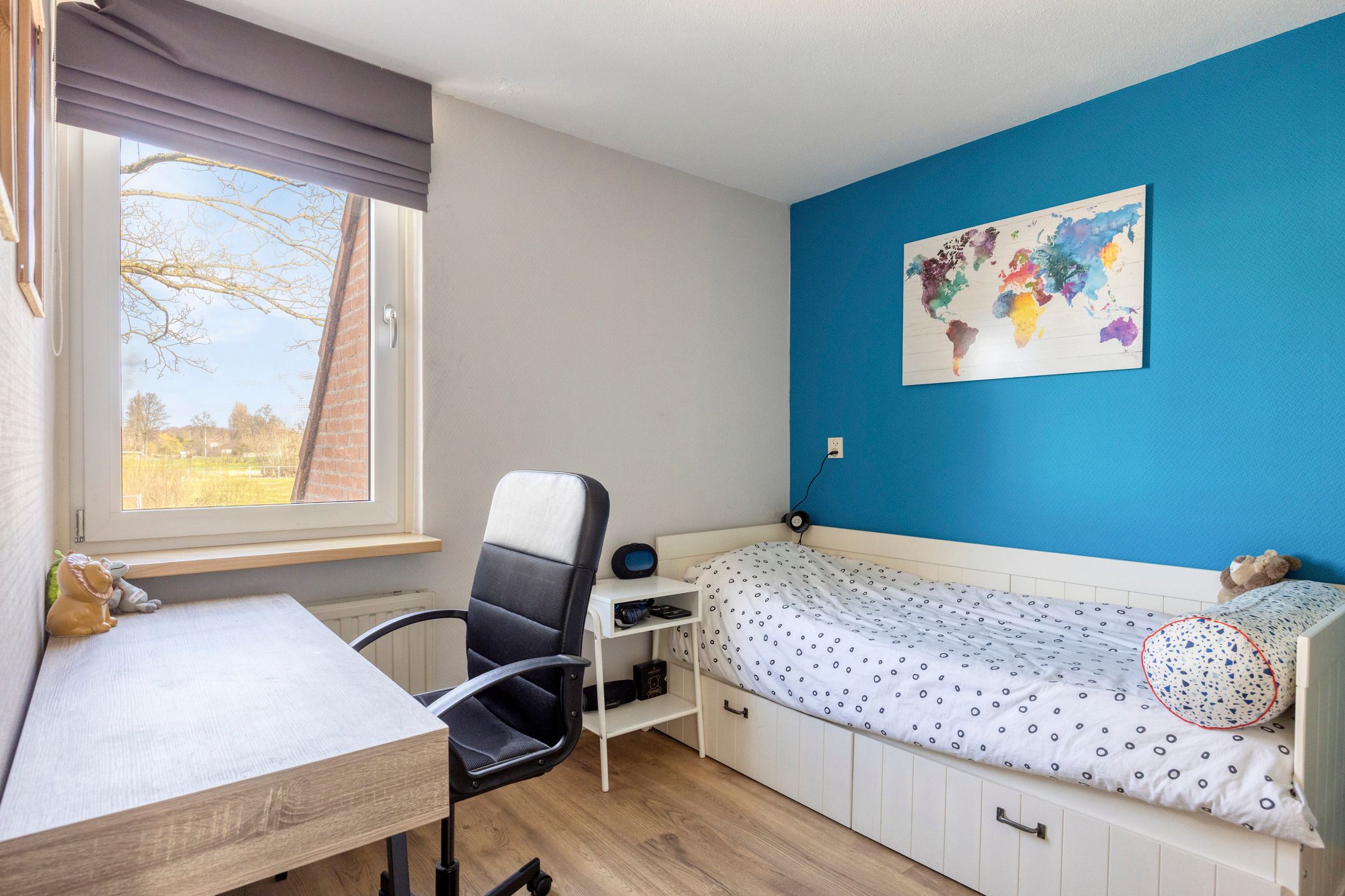 Spacious End Terrace Home with Five Bedrooms and Sunny Southwest Garden — 24