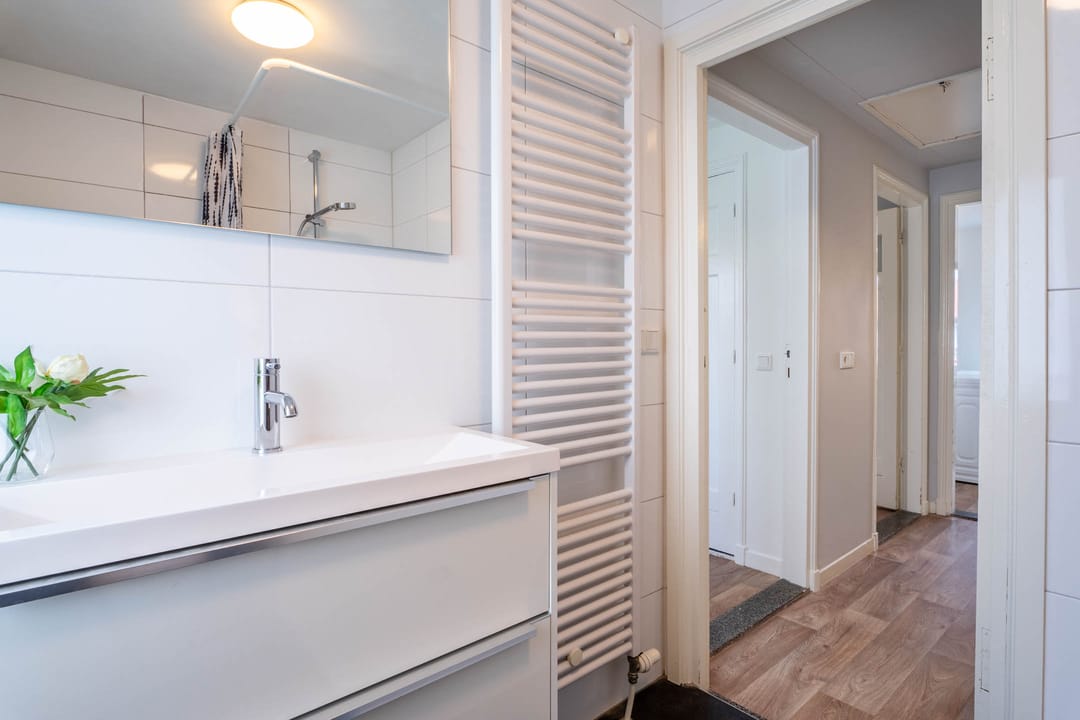 Move-in Ready Home with Modern Kitchen and Bathroom Near Green Park — 22