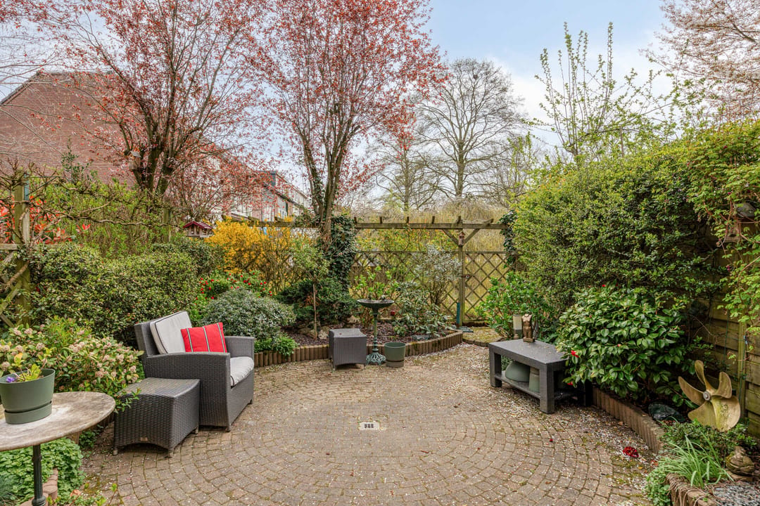 Spacious terraced house with sunny southeast garden in Den Bosch — 22