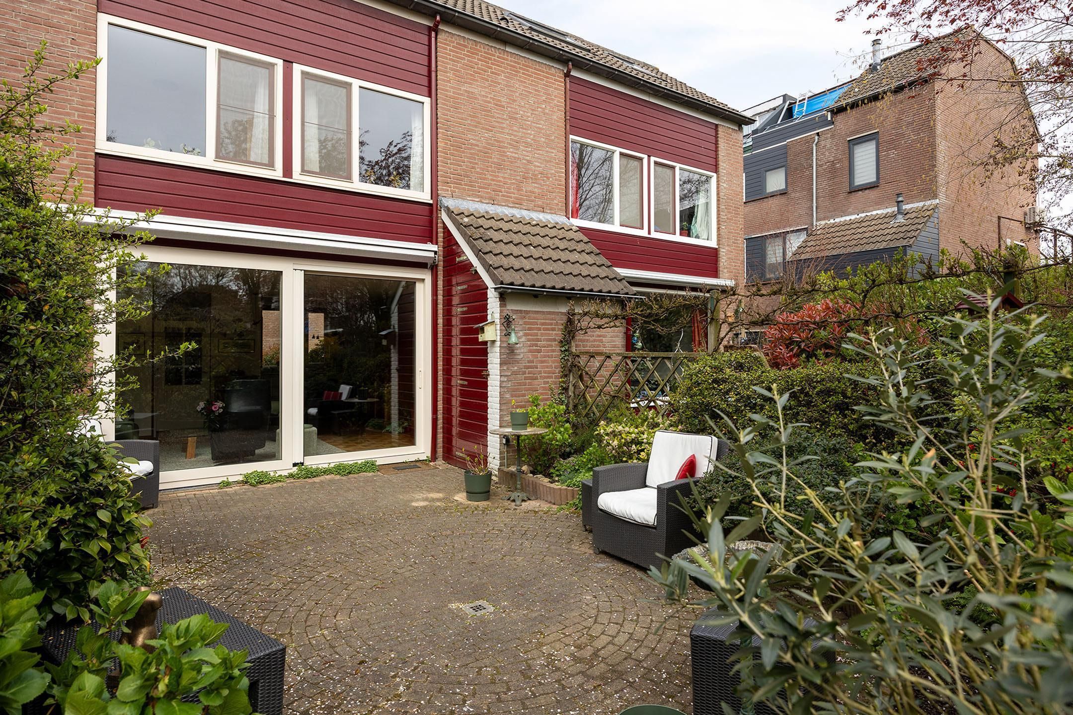 Spacious terraced house with sunny southeast garden in Den Bosch — 24