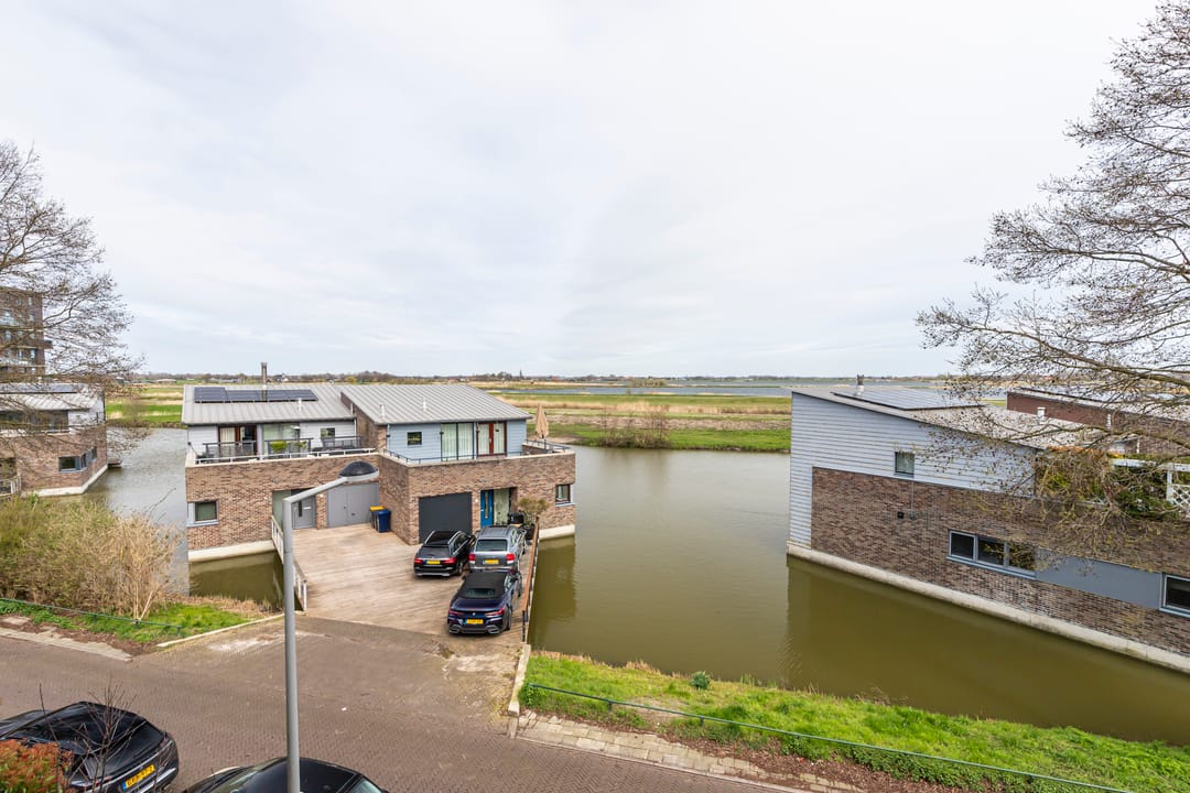 Spacious Terraced House with Unique Water Views in Leidschenveen — 37