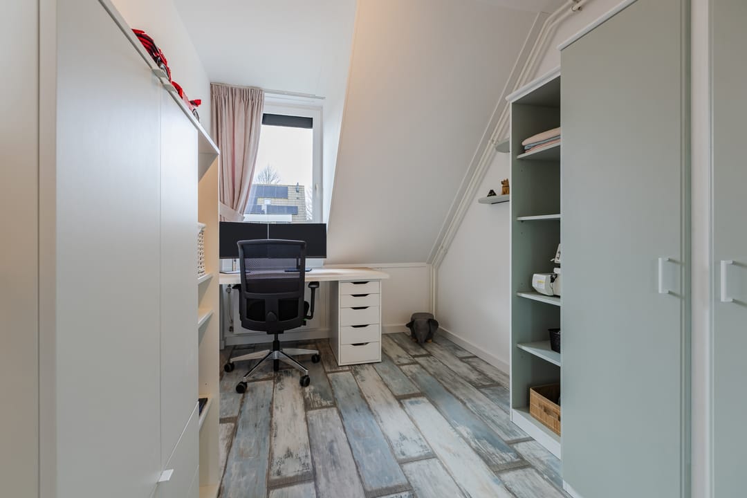 Spacious corner home with garage and solar panels in Bergse Plaat — 31
