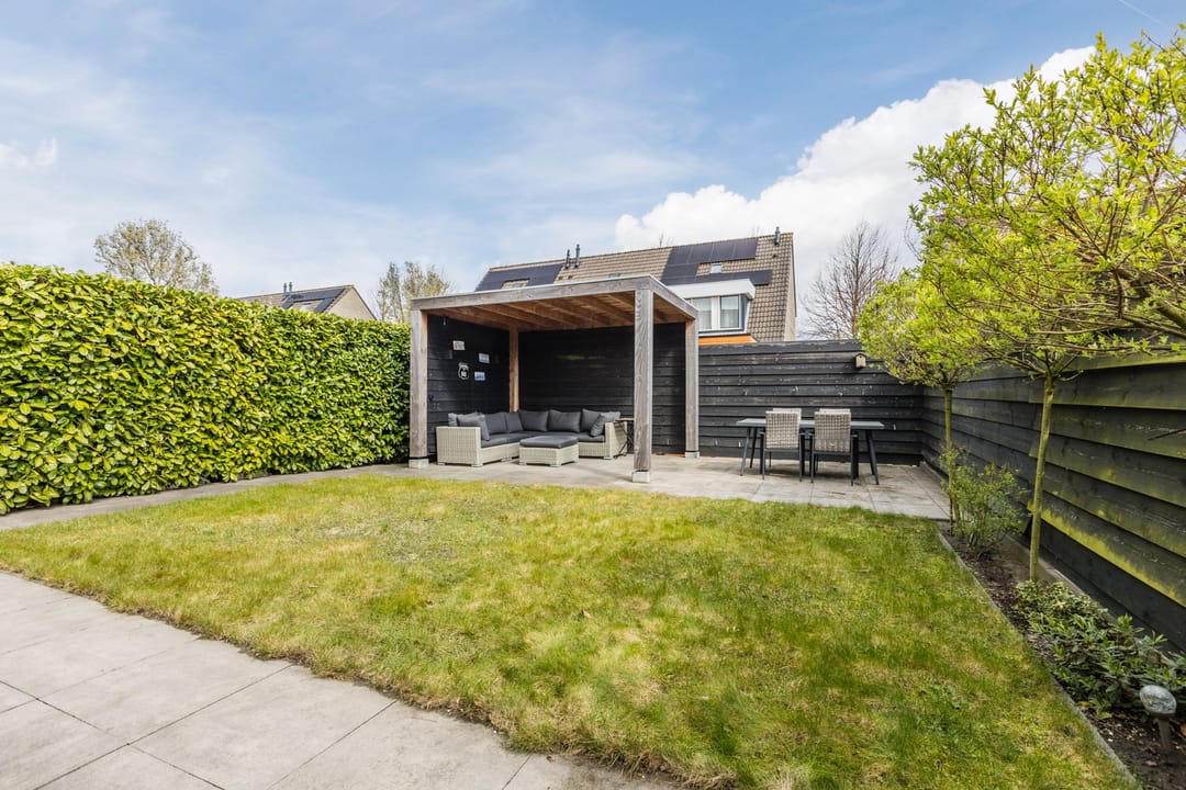 Spacious corner home with garage and solar panels in Bergse Plaat — 46