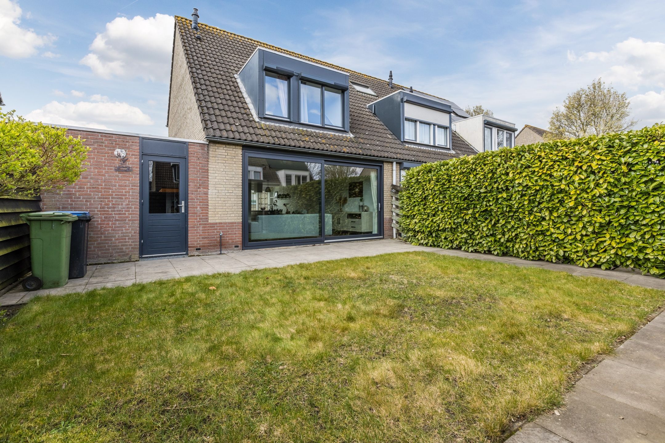 Spacious corner home with garage and solar panels in Bergse Plaat — 48
