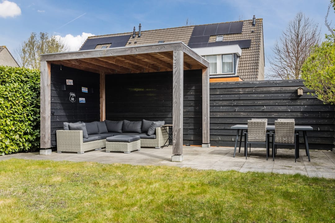 Spacious corner home with garage and solar panels in Bergse Plaat — 47