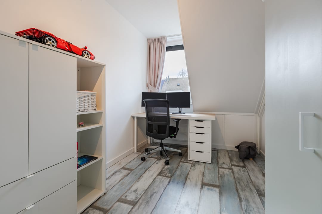 Spacious corner home with garage and solar panels in Bergse Plaat — 32