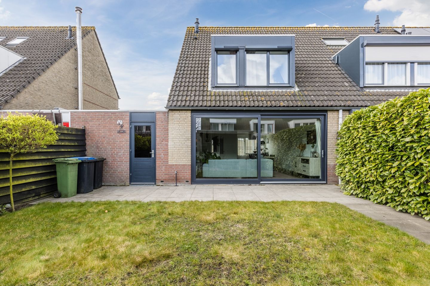 Spacious corner home with garage and solar panels in Bergse Plaat — 49