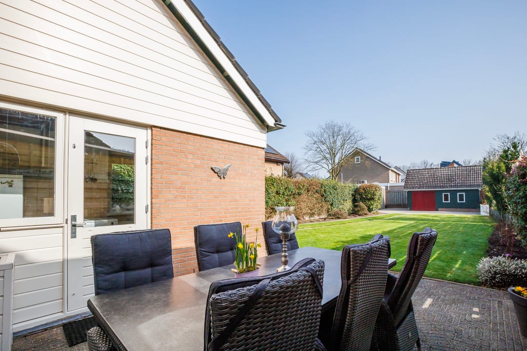 Spacious Semi-Detached Home with Large Garden and Garage Near Forest — 13