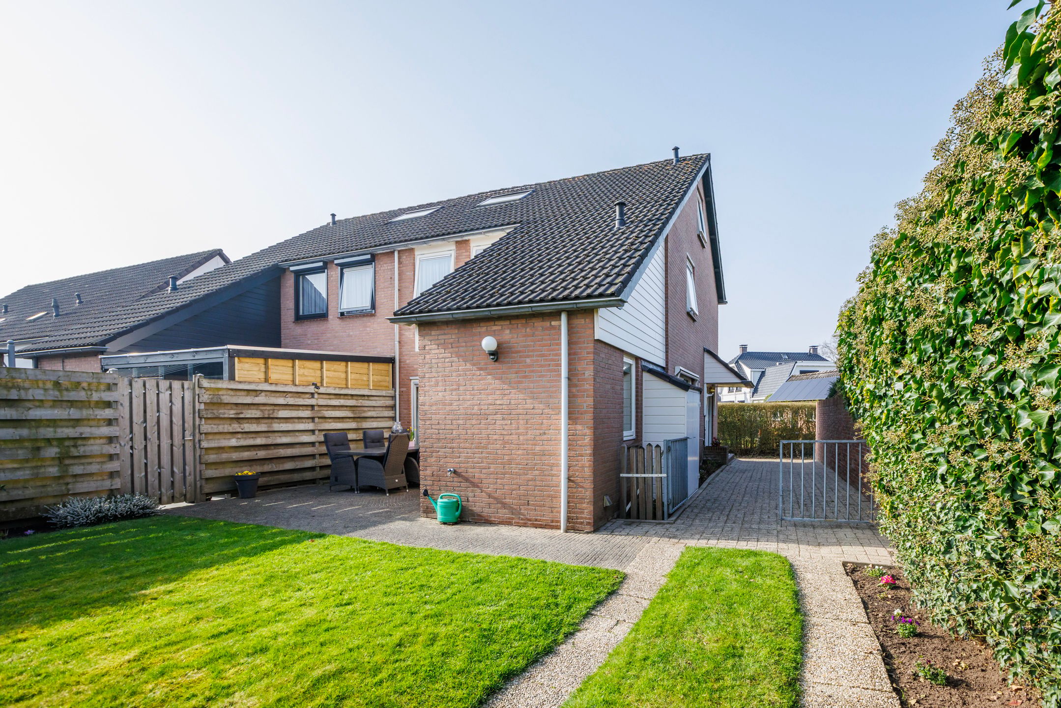 Spacious Semi-Detached Home with Large Garden and Garage Near Forest — 15