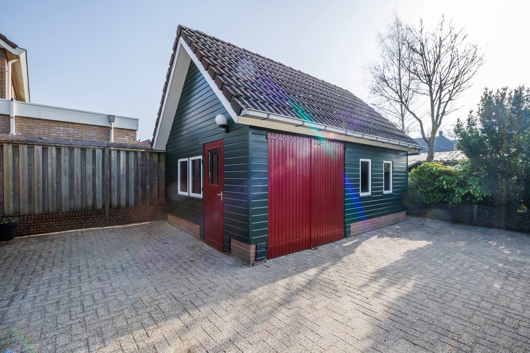 Spacious Semi-Detached Home with Large Garden and Garage Near Forest — 17