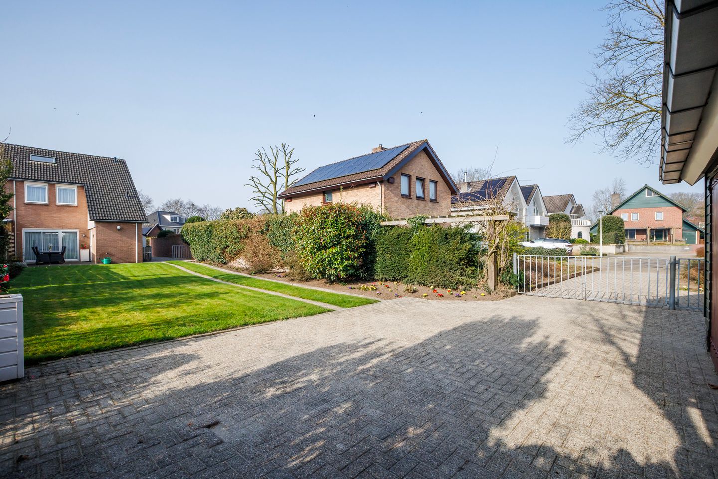 Spacious Semi-Detached Home with Large Garden and Garage Near Forest — 19