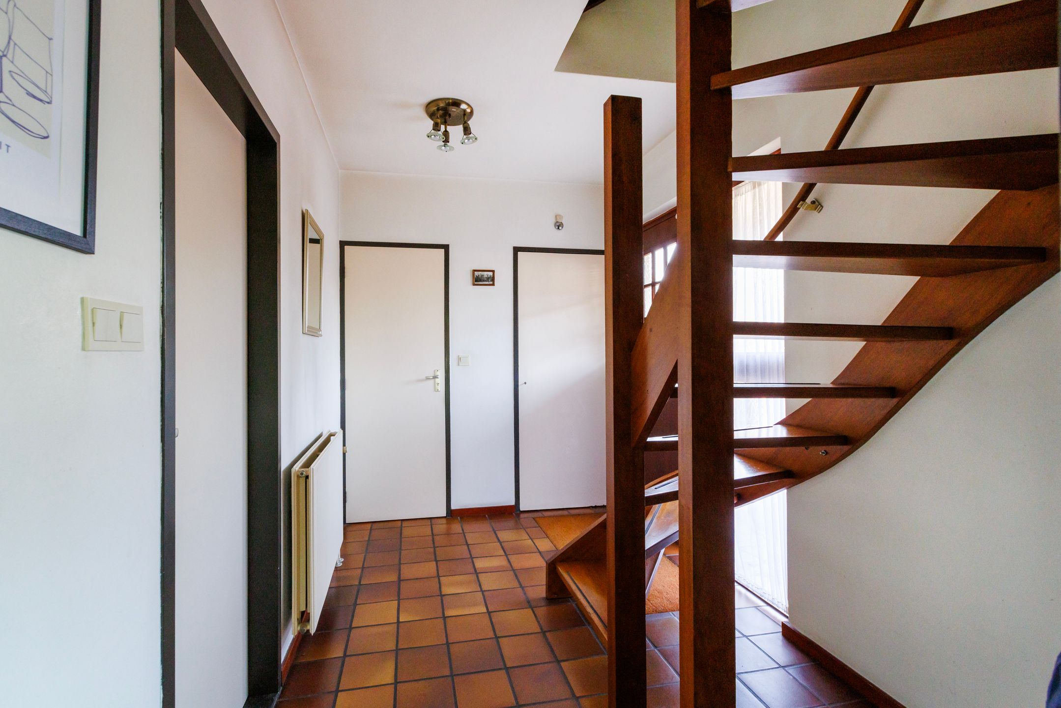 Spacious Semi-Detached Home with Large Garden and Garage Near Forest — 24