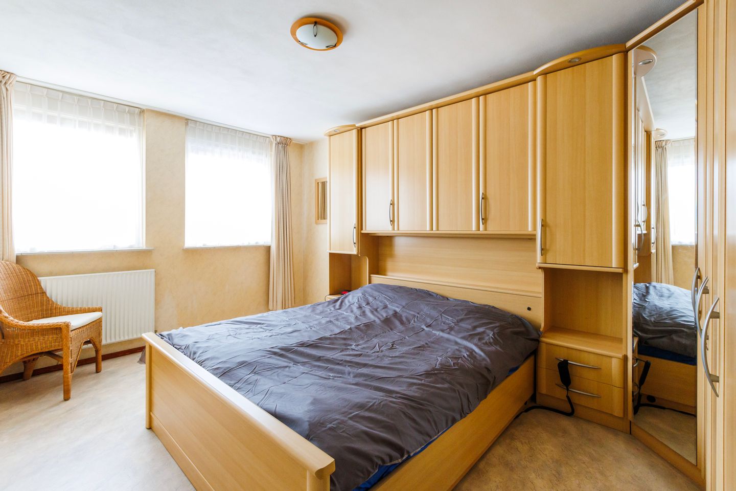 Spacious Semi-Detached Home with Large Garden and Garage Near Forest — 25
