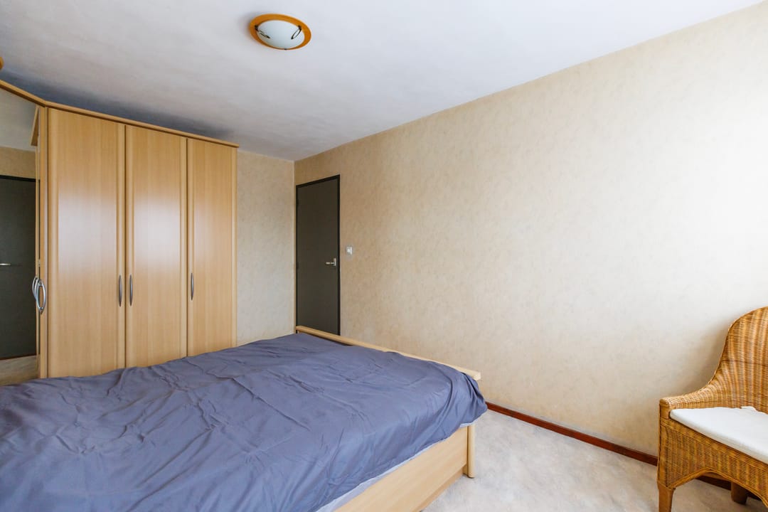 Spacious Semi-Detached Home with Large Garden and Garage Near Forest — 26