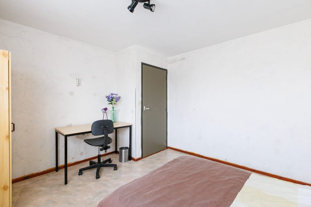 Spacious Semi-Detached Home with Large Garden and Garage Near Forest — 28