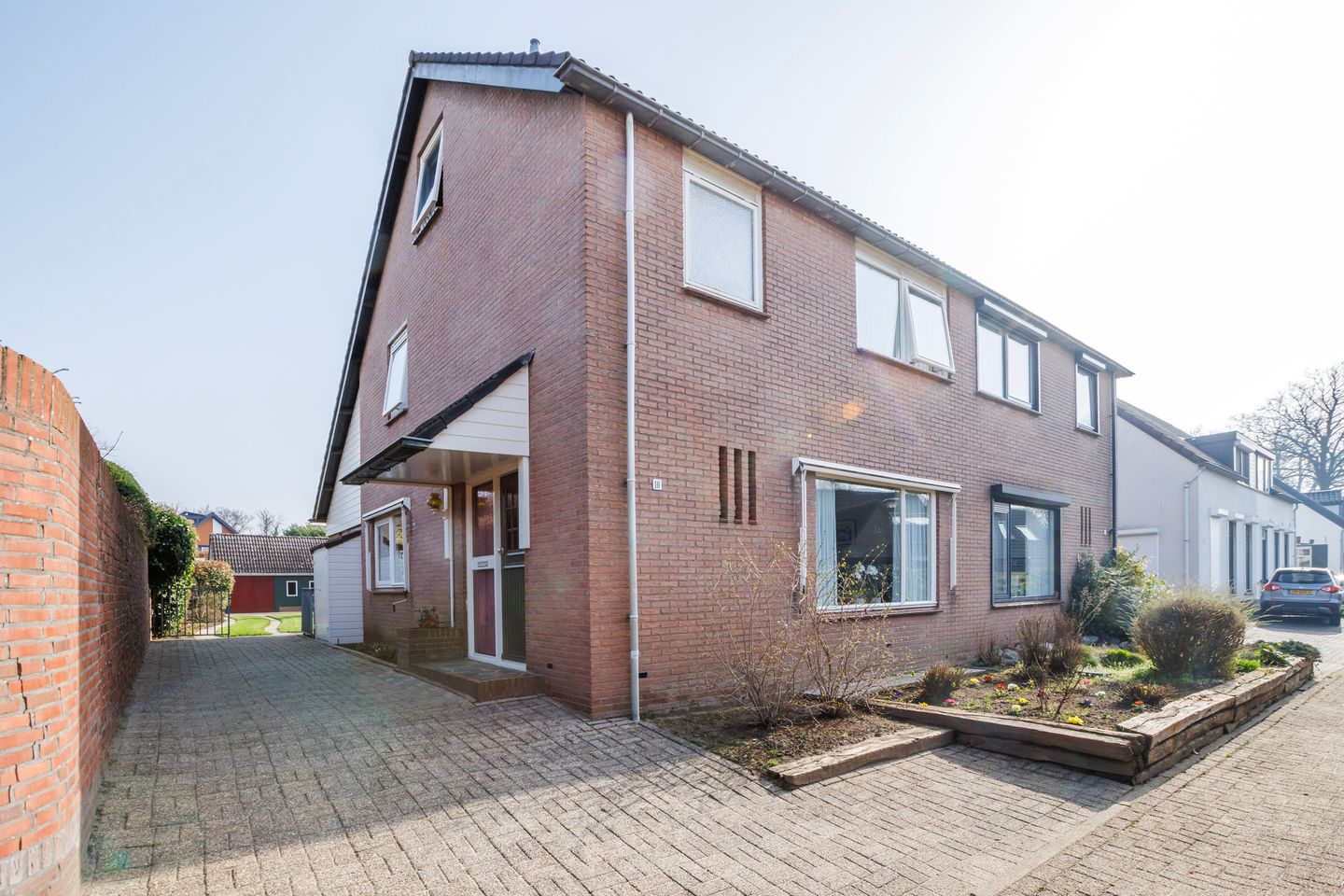 Spacious Semi-Detached Home with Large Garden and Garage Near Forest — 20
