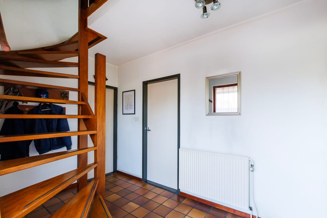 Spacious Semi-Detached Home with Large Garden and Garage Near Forest — 22
