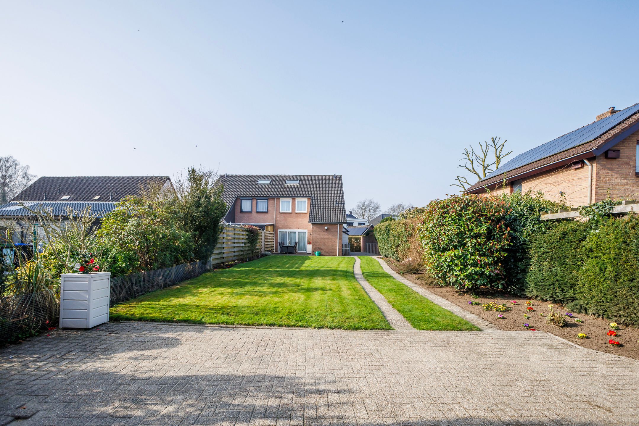 Spacious Semi-Detached Home with Large Garden and Garage Near Forest — 18
