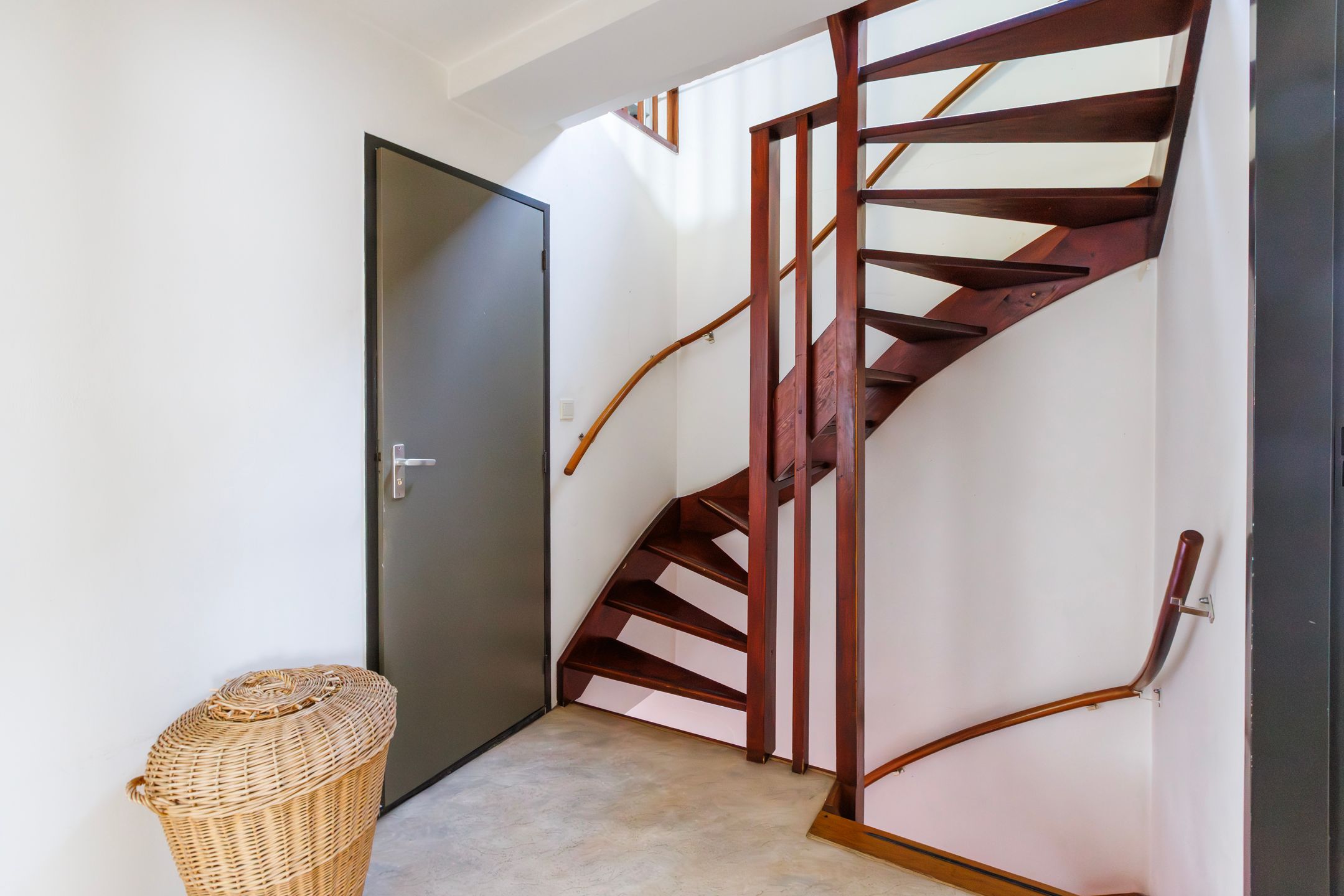 Spacious Semi-Detached Home with Large Garden and Garage Near Forest — 33