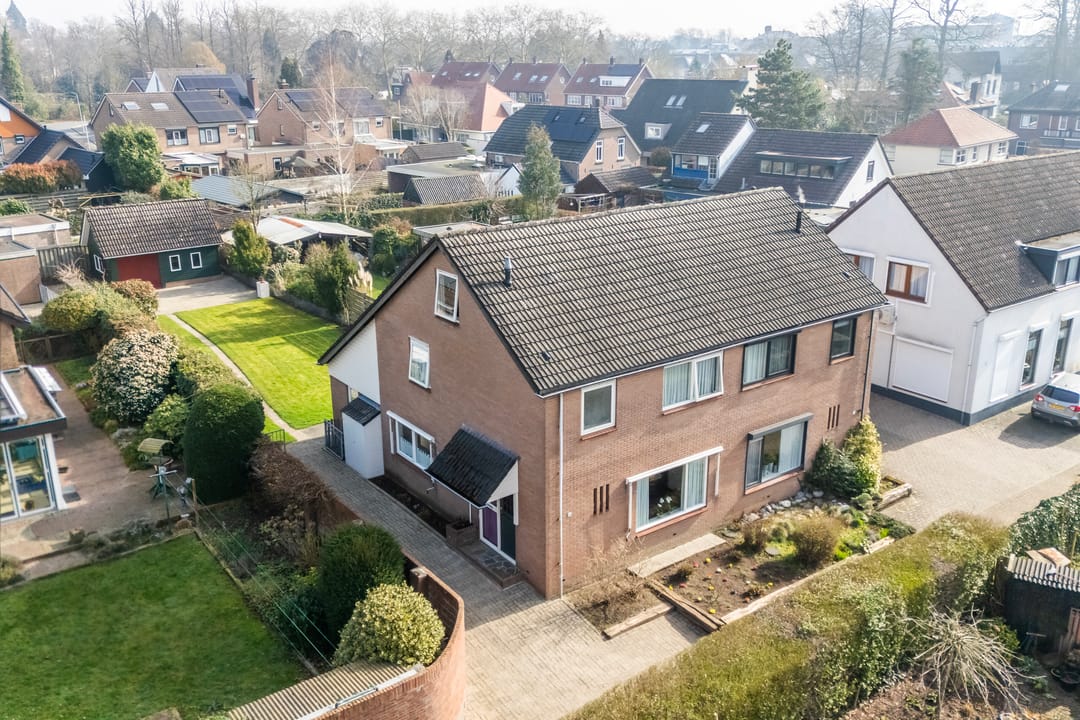 Spacious Semi-Detached Home with Large Garden and Garage Near Forest — 37