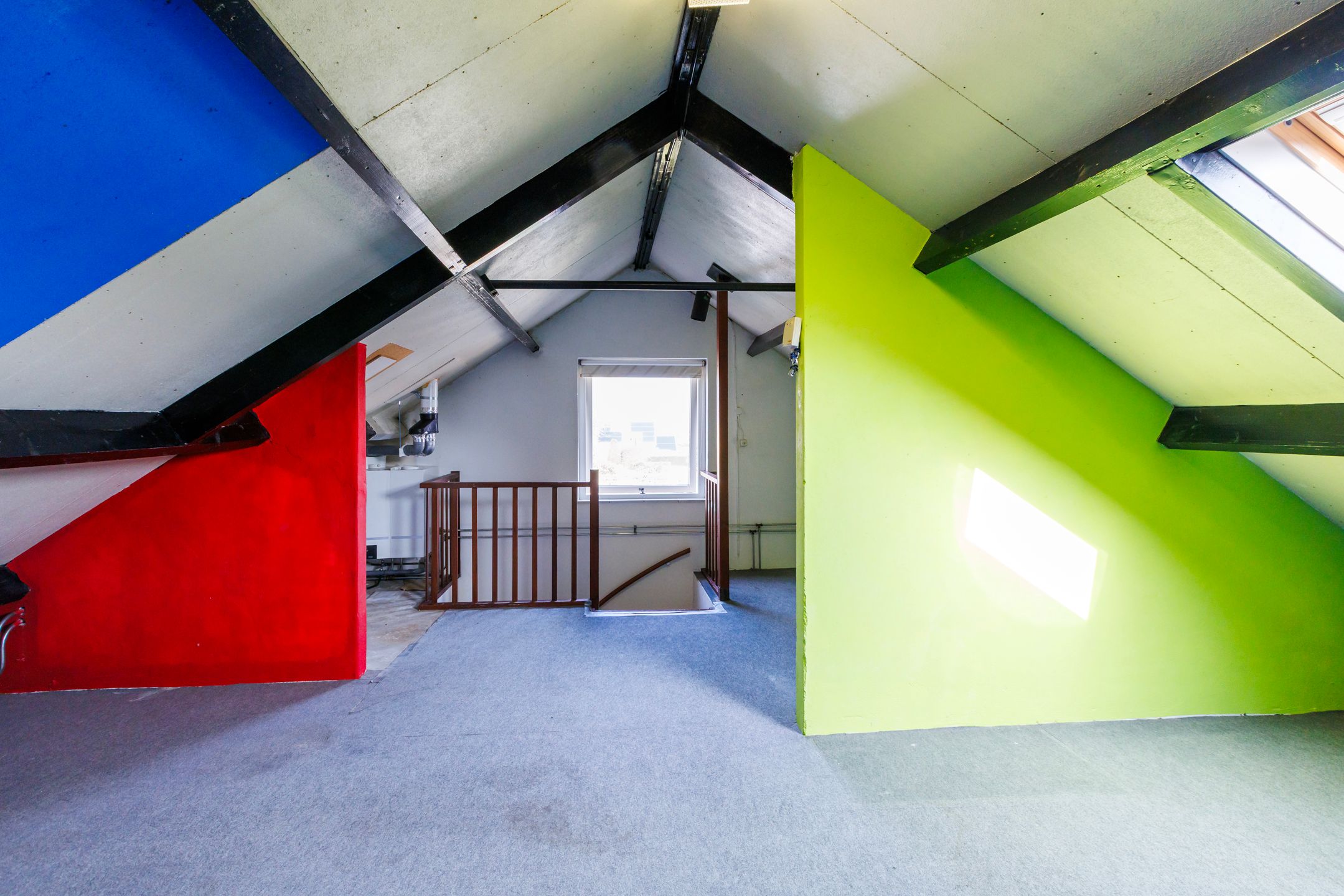 Spacious Semi-Detached Home with Large Garden and Garage Near Forest — 36