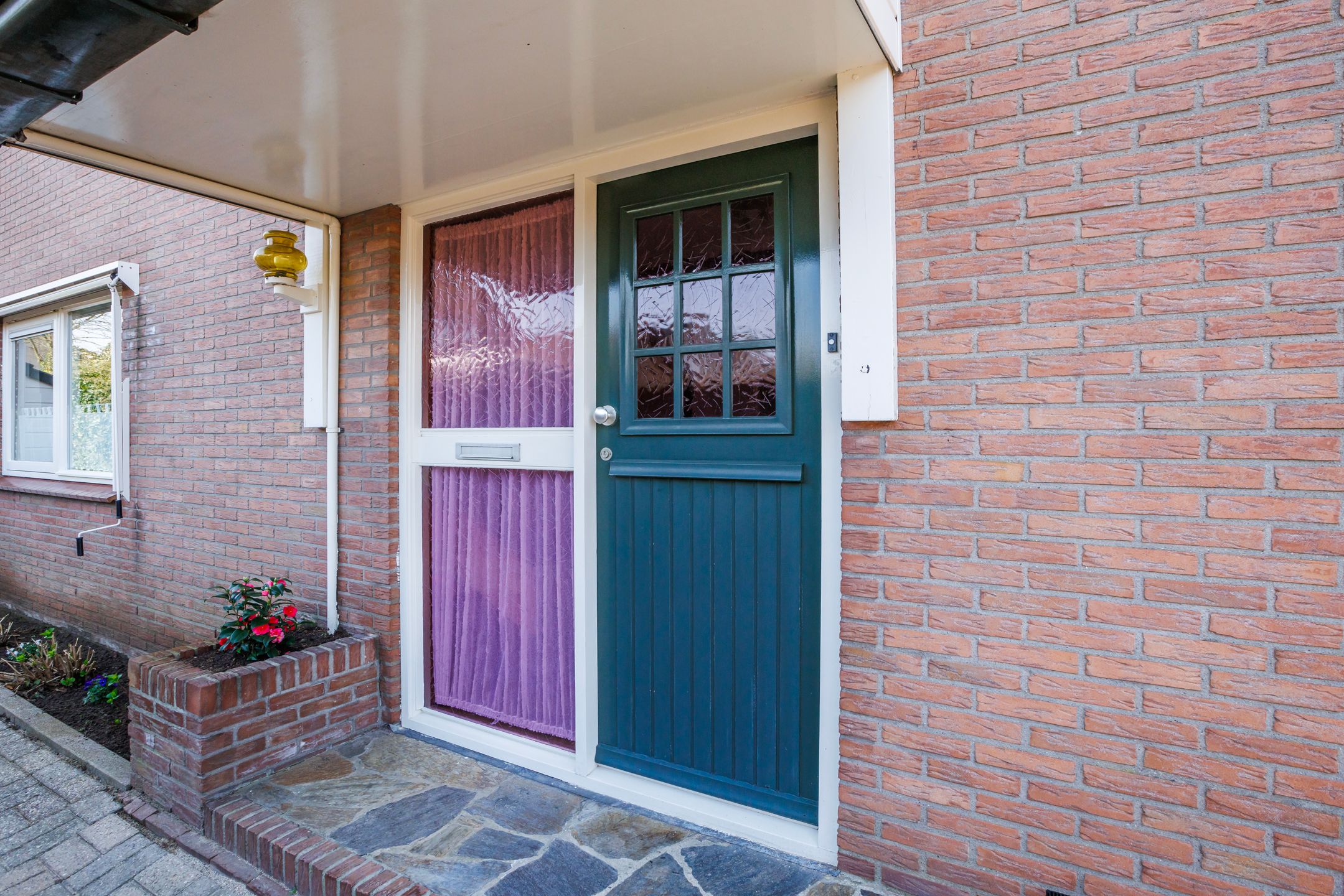 Spacious Semi-Detached Home with Large Garden and Garage Near Forest — 21
