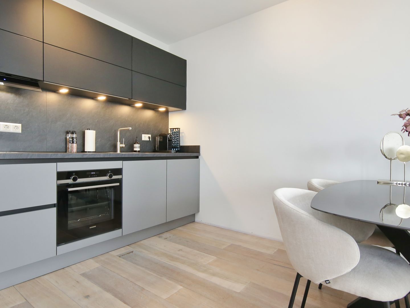 Modernized Apartment with City Views and Sunny Terrace in Haarlem — 14