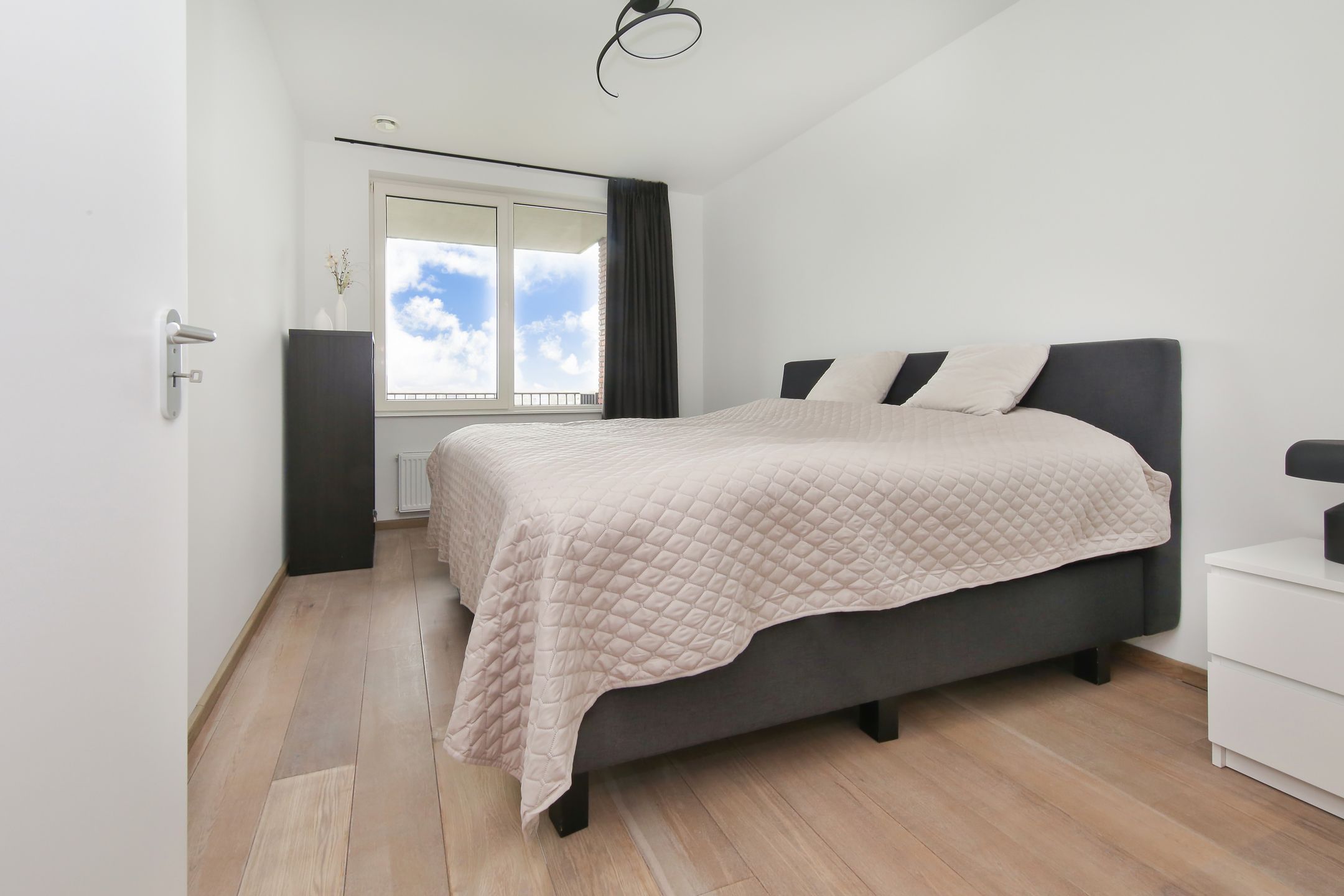 Modernized Apartment with City Views and Sunny Terrace in Haarlem — 21