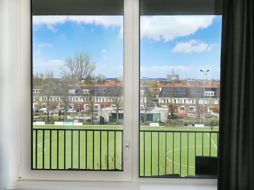 Modernized Apartment with City Views and Sunny Terrace in Haarlem — 23