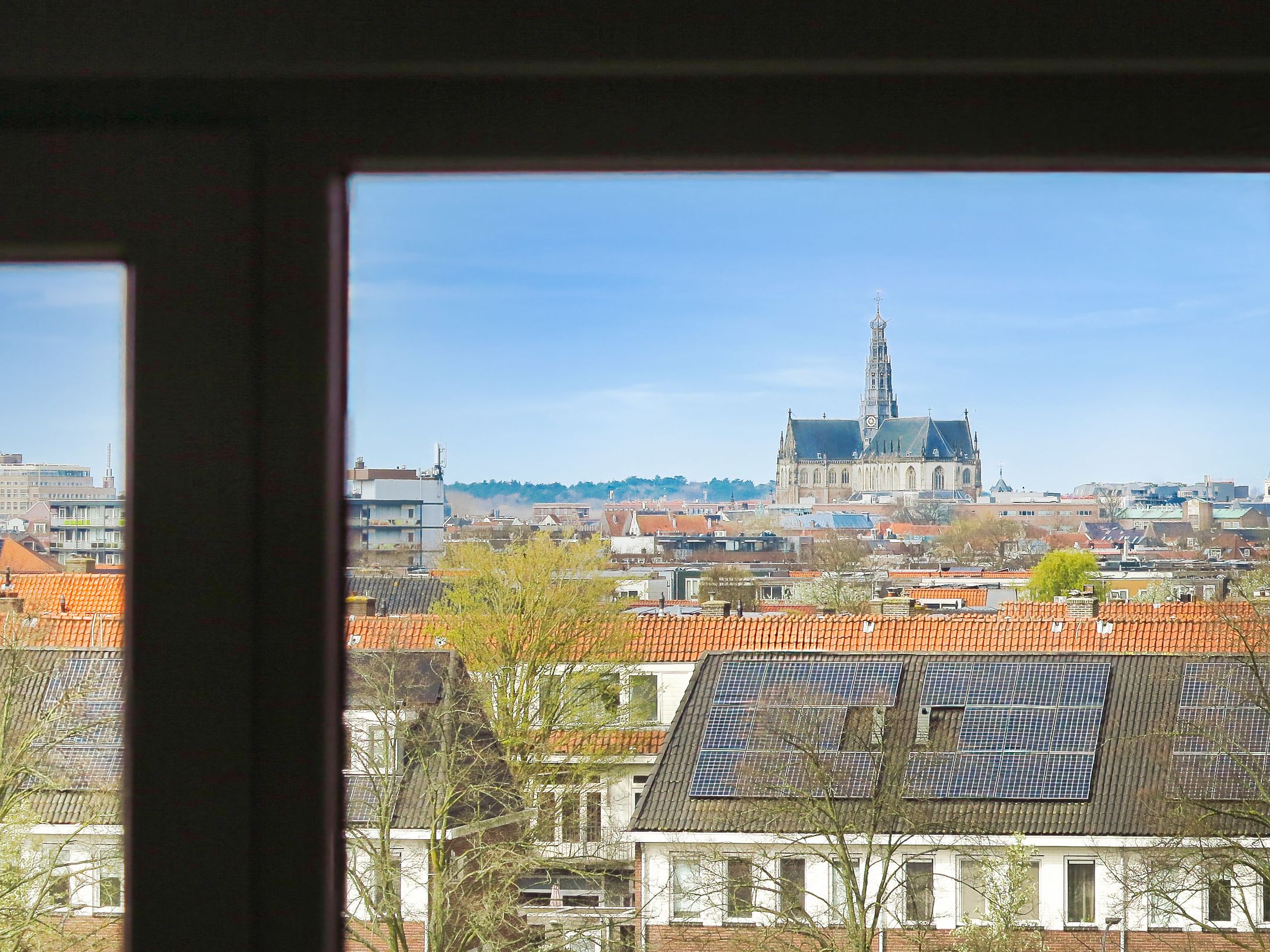 Modernized Apartment with City Views and Sunny Terrace in Haarlem — 33