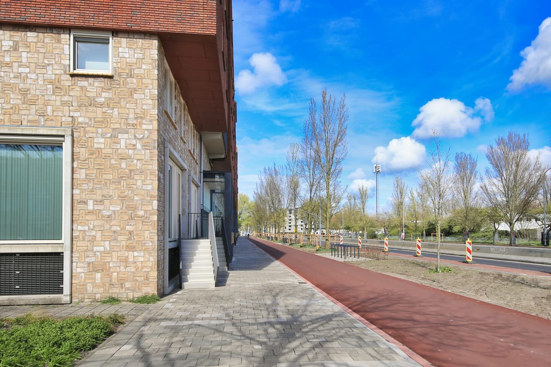 Modernized Apartment with City Views and Sunny Terrace in Haarlem — 38