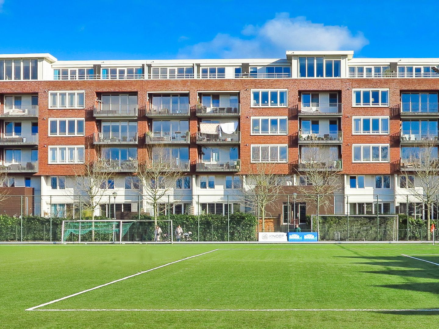 Modernized Apartment with City Views and Sunny Terrace in Haarlem — 40